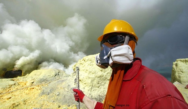 Kawah Gunung Ijen Keluarkan Gas Beracun