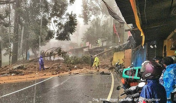 Longsor di Empat Titik, Jalur Puncak Ditutup