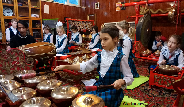 Siswa SD Rusia Antusias Berlatih Mainkan Gamelan
